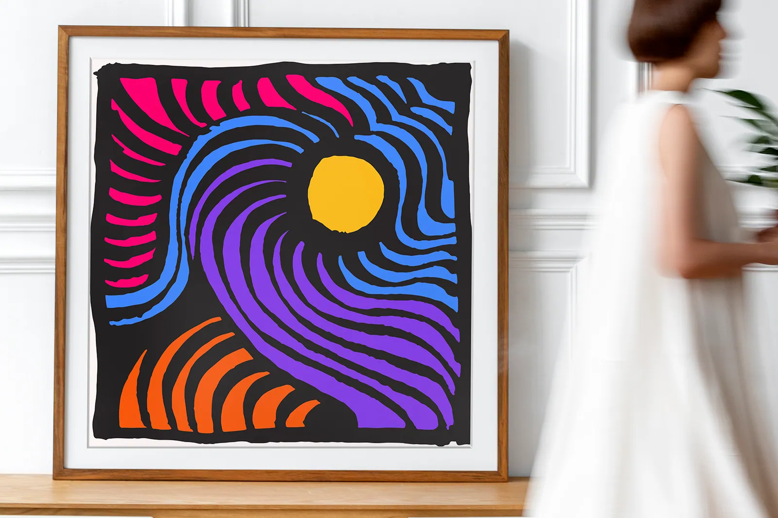 Tipar colorat abstract, în ediție limitată, prezentat într-o ramă neagră simplă.