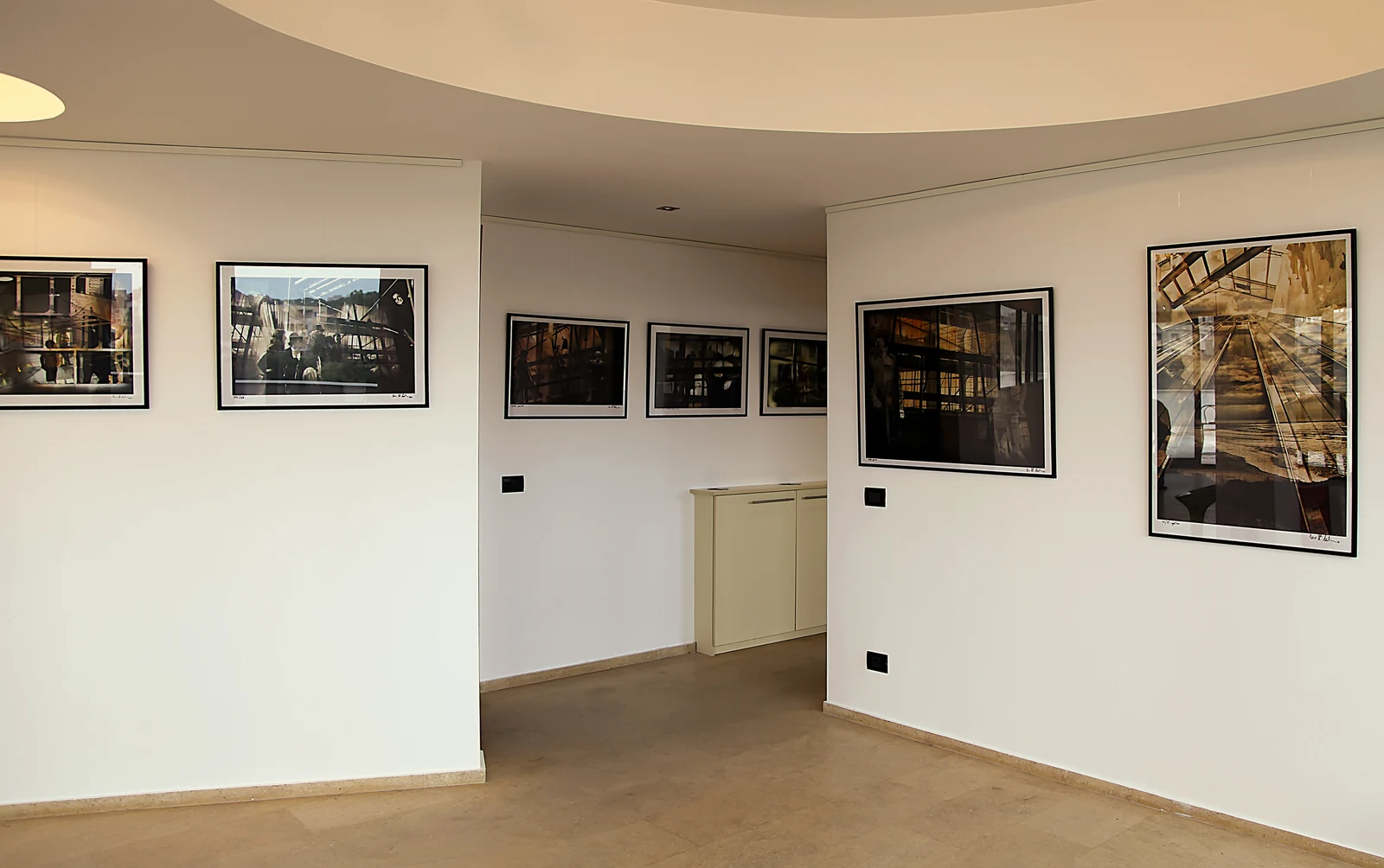 The photographic sequence continued across walls and partitions, adapting to the architecture.